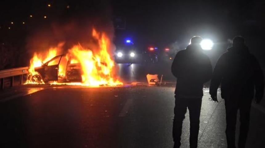 150 kilometrelik kovalamacanın ardından polis barikatına çarpan otomobil alev aldı