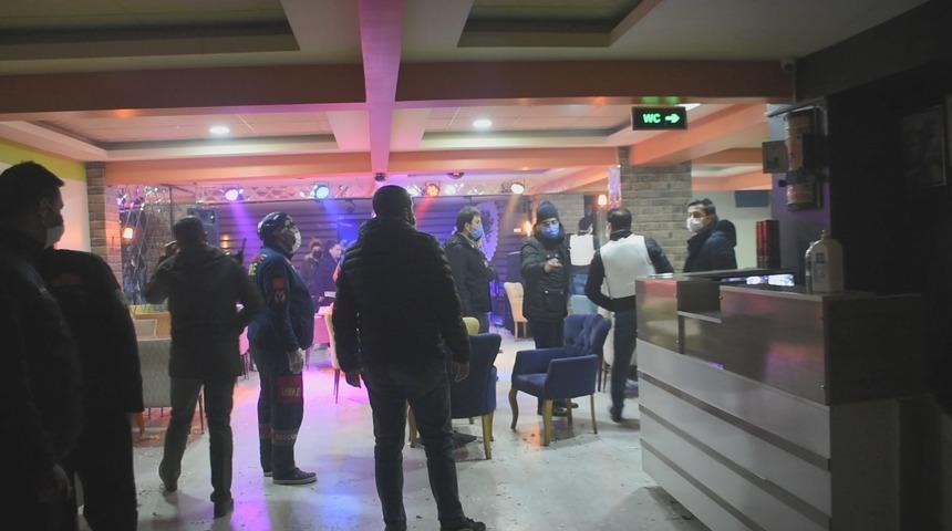 'Silahlı rehin' ihbarına giden polis, 20 kişiyi parti yaparken yakaladı