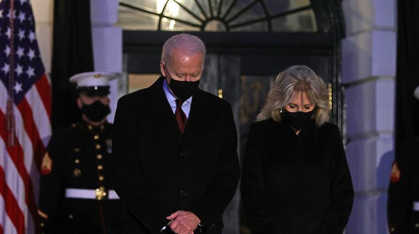 ABD'de koronavir&uuml;s &ouml;l&uuml;mleri 500 bini aştı, Joe Biden 'Acılar karşısında hissizleşmeye direnmeliyiz' dedi