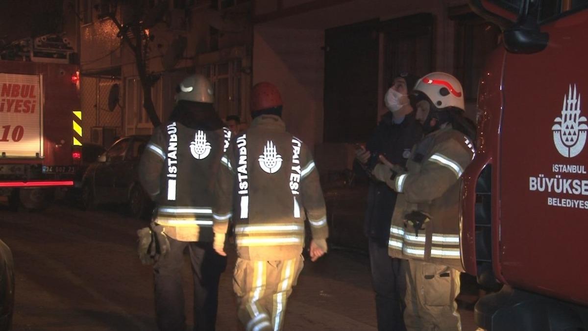 Zeytinburnu&rsquo;nda bir binanın balkonu &ccedil;&ouml;kt&uuml;