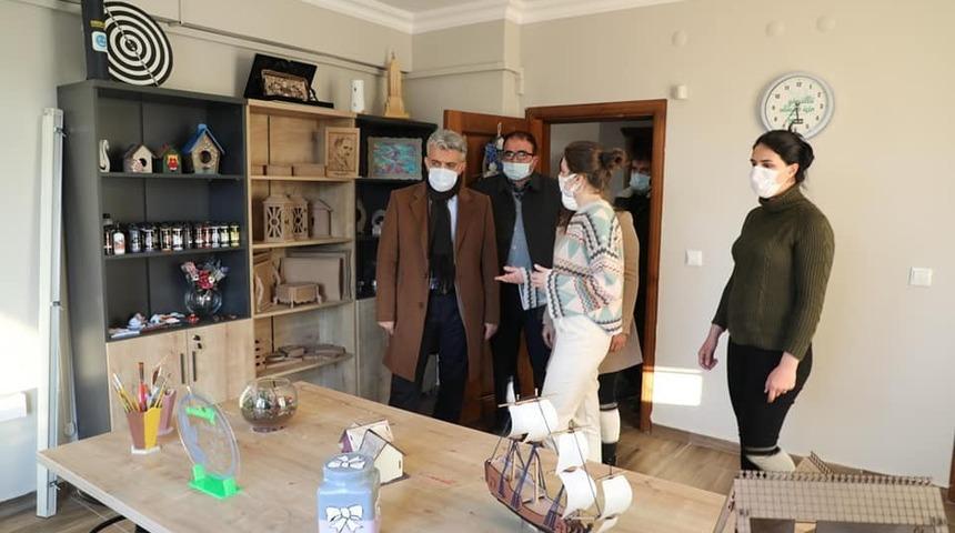 Vali Makas, Yeşilay Danışmanlık Merkezini ziyaret etti