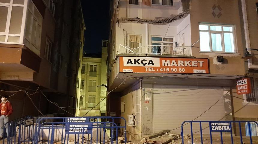 Zeytinburnu'nda 3 katlı binada balkon çöktü