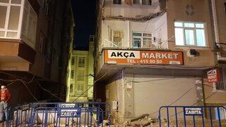 Zeytinburnu'nda 3 katlı binada balkon çöktü