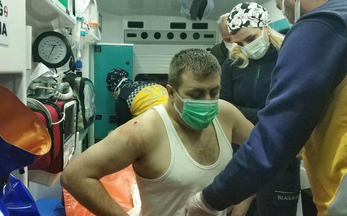 5 lira vermeyen g&uuml;venlik g&ouml;revlisini bı&ccedil;aklayarak hastanelik etti, yakalanınca "benden şikayet&ccedil;i olma" dedi