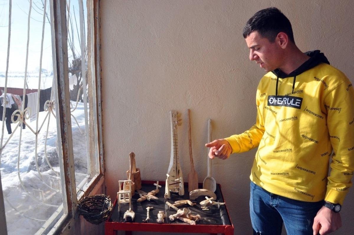 Odasını at&ouml;lyeye &ccedil;evirerek ağa&ccedil;tan maketler yapıyor