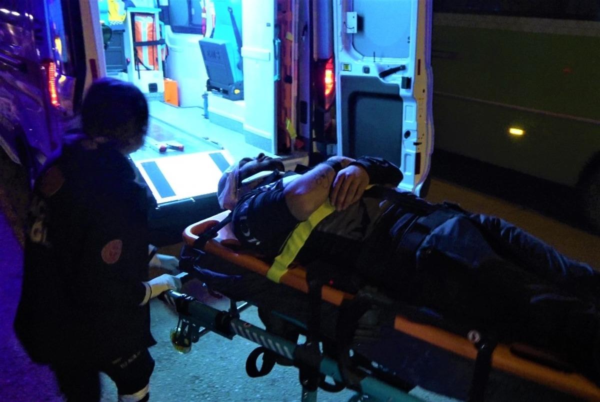 Otomobil ile &ccedil;arpışan motosikletten yola savruldular: 1&rsquo;i ağır 2 yaralı