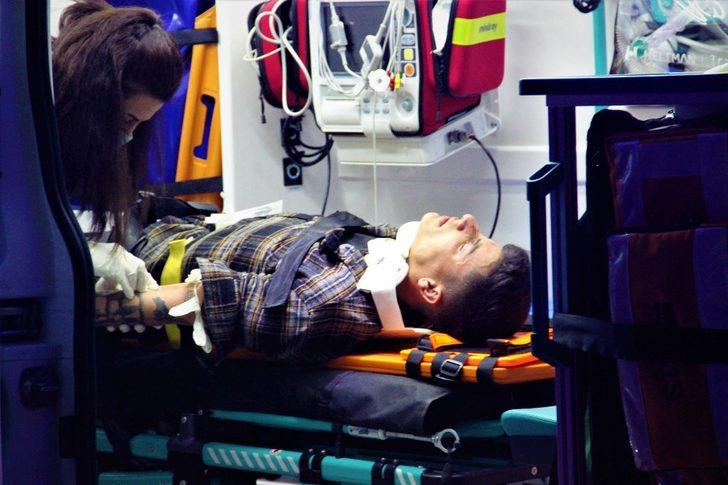 Otomobil ile çarpışan motosikletten yola savruldular: 1’i ağır 2 yaralı G2