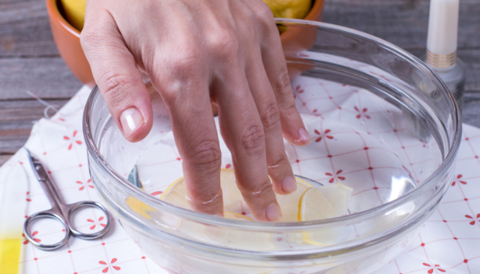 Evde manikür yapmanın kolay yolu! Mutlaka manikür suyu hazırlayın: Eğer tırnaklarınız kırılgansa...