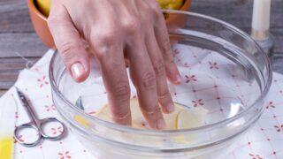 Evde manikür yapmanın kolay yolu! Mutlaka manikür suyu hazırlayın: Eğer tırnaklarınız kırılgansa...