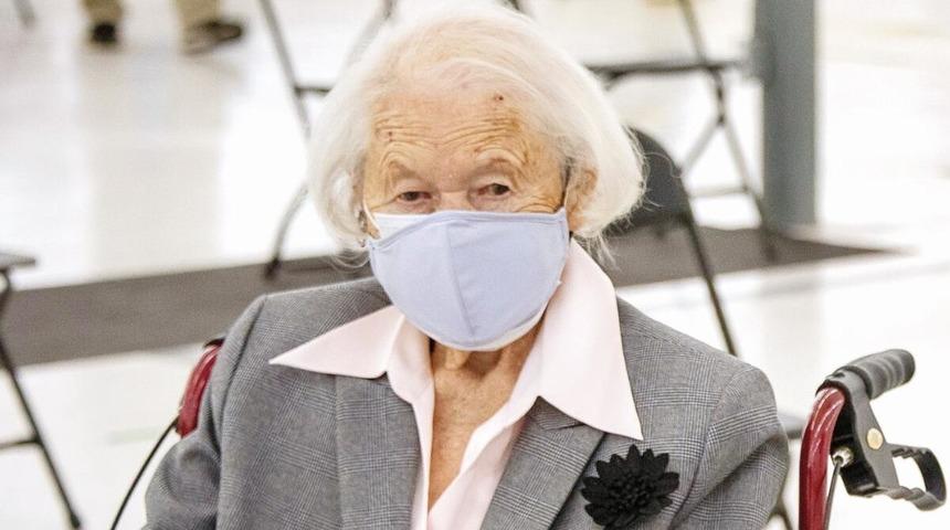 Aşı olan en yaşlı kişi: Şarap da içerim bira da!