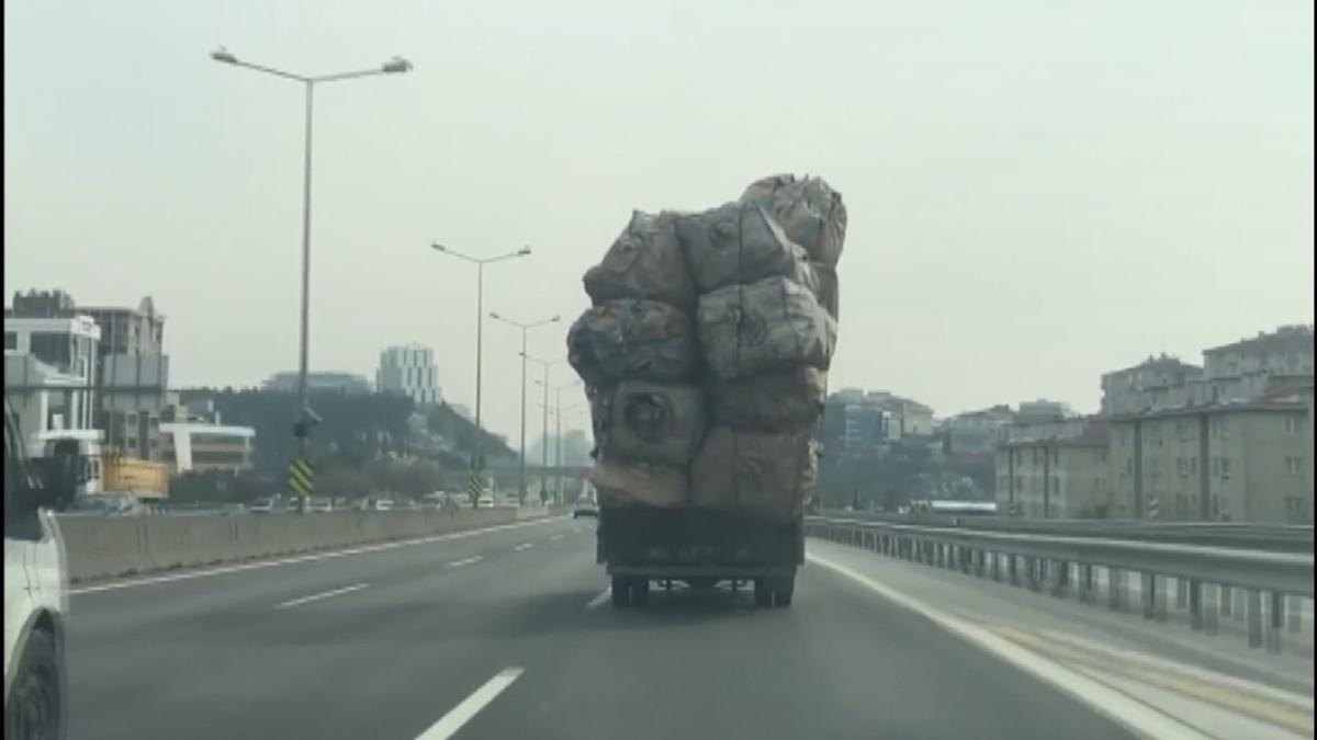 (&Ouml;ZEL) Kasası aşırı y&uuml;k dolu olan kamyonetin tehlikeli yolculuğu kamerada