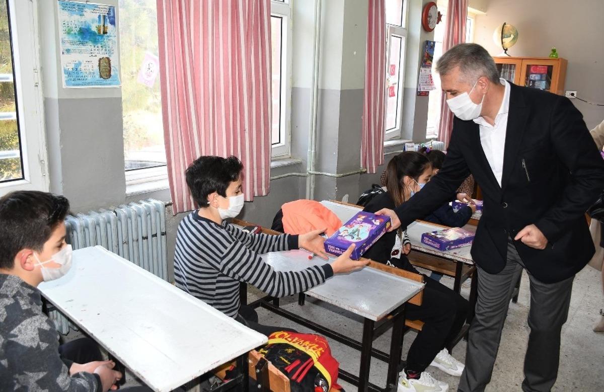 Kuşadası Belediyesi &ouml;ğrencilere eğitim seti dağıttı