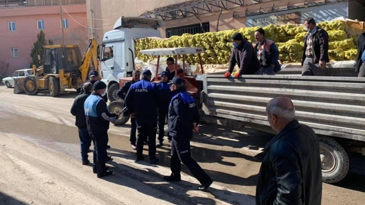 Keskin&rsquo;de &uuml;reticiden alınan patatesler ihtiya&ccedil; sahiplerine dağıtıldı