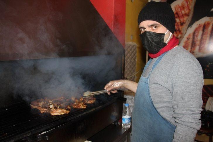 Pikniğe gidemeyen vatandaşlar için mangalı eve taşıdı G1
