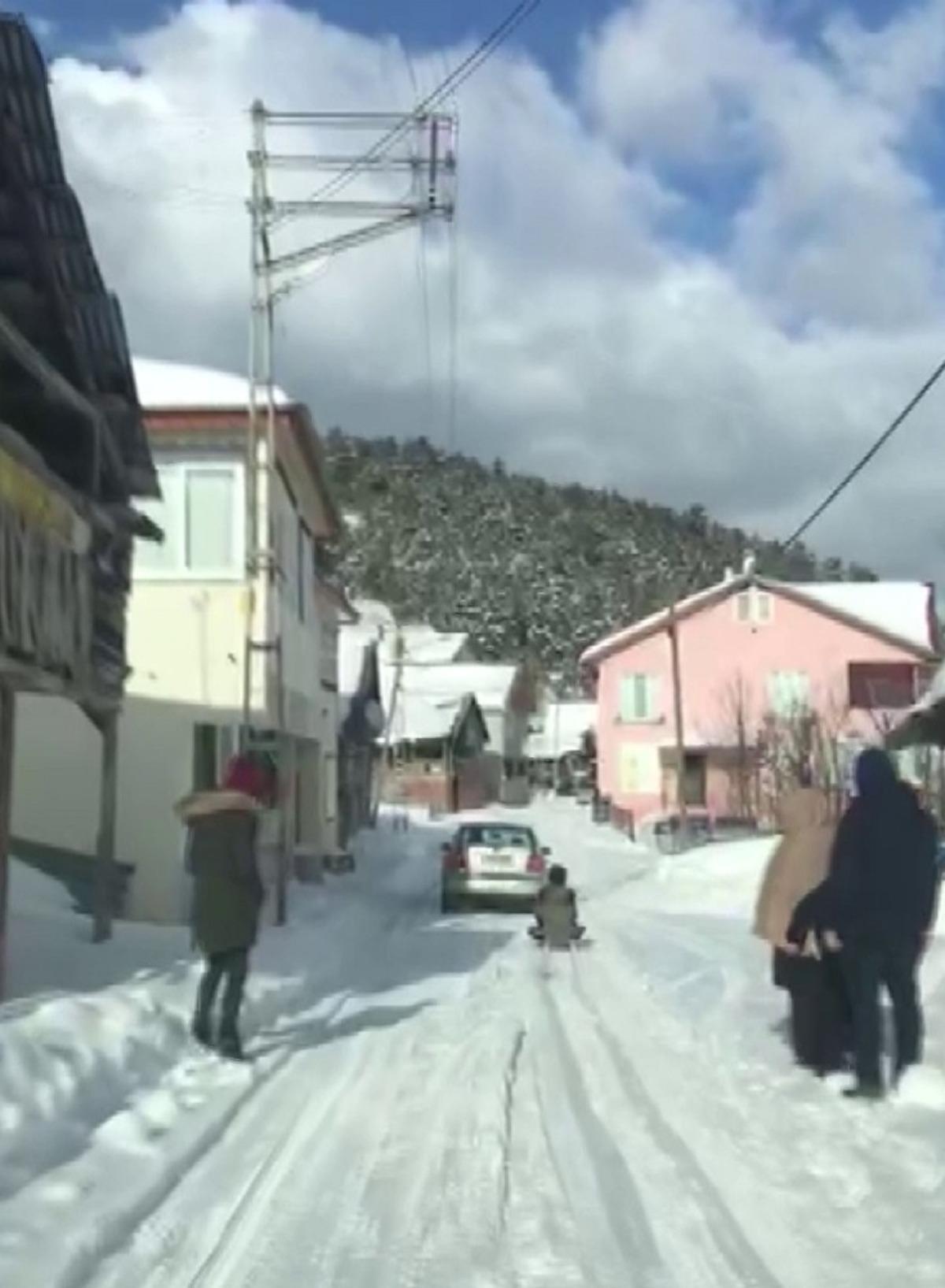Kızağı otomobilin arkasına bağladılar, doyasıya eğlendiler