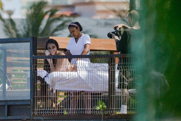 Winnie Harlow herkesin içinde üstsüz kaldı! Umursamadı G3