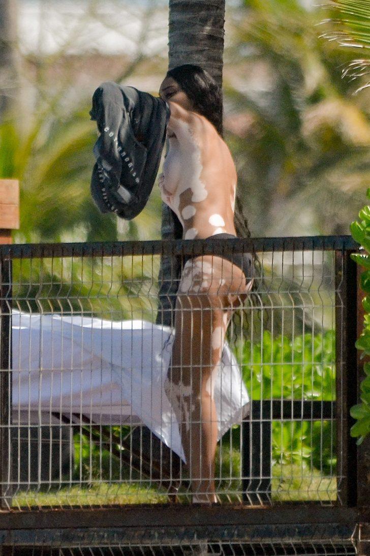 Winnie Harlow herkesin içinde üstsüz kaldı! Umursamadı G4