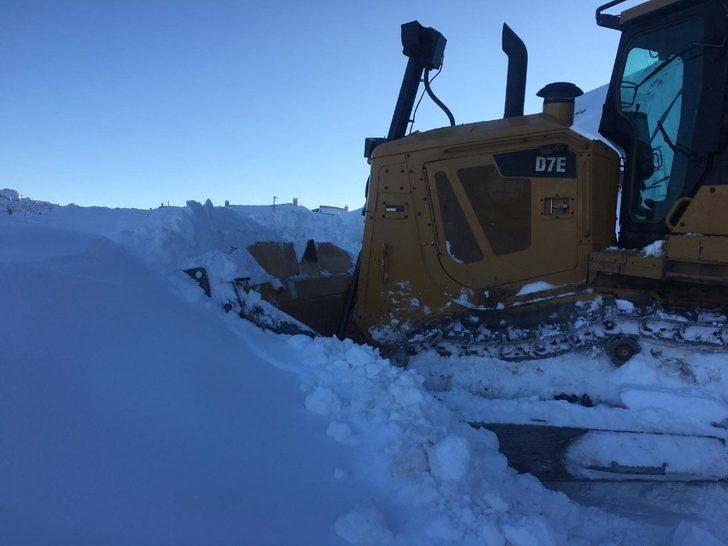Şebekeyi onarmaya gittiler, karda mahsur kaldılar G1