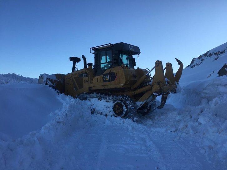 Şebekeyi onarmaya gittiler, karda mahsur kaldılar G2