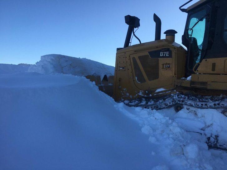 Şebekeyi onarmaya gittiler, karda mahsur kaldılar G3