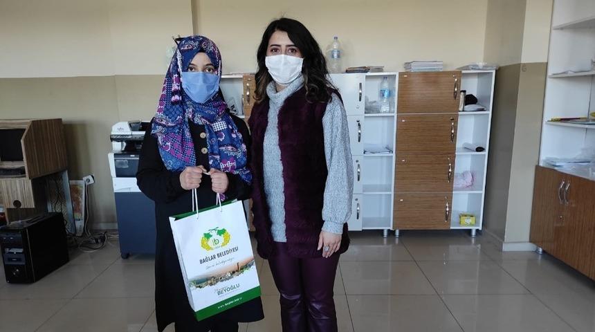 Bilgisayarı olmadığı i&ccedil;in uzaktan eğitimden yararlanamıyordu, yardımına Başkan Beyoğlu yetişti