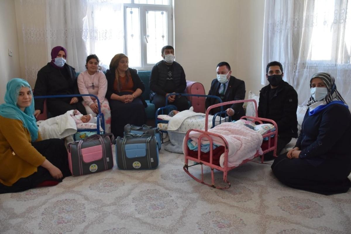 Başkan Beyoğlu&rsquo;ndan &uuml;&ccedil;&uuml;zleri olan aileye bebek &ccedil;antası hediyesi