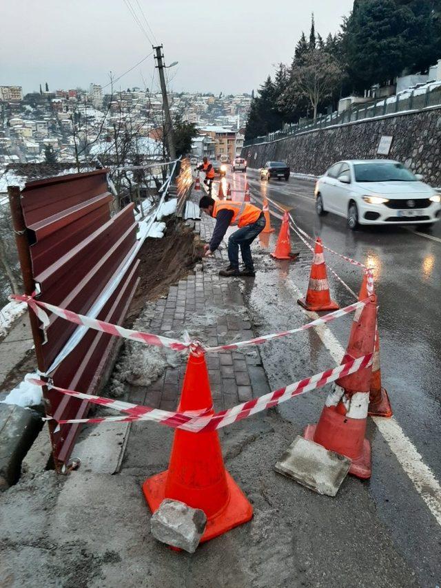 İzmit’te çöken yolda güvenlik tedbiri alındı