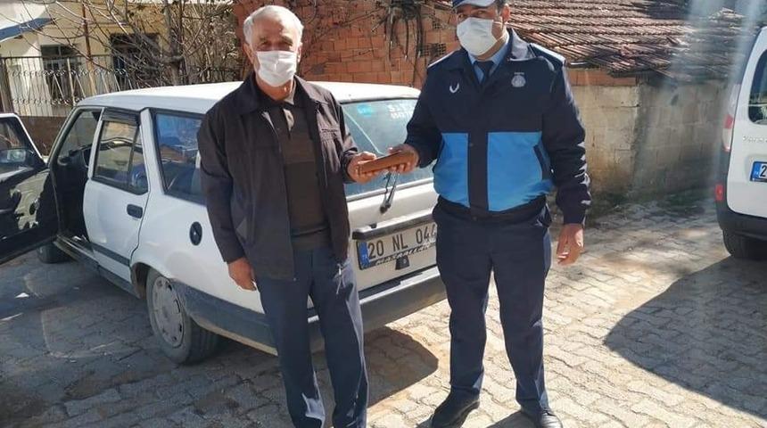 Pazarcı tezgahta bulduğu cüzdanı sahibine ulaştırdı