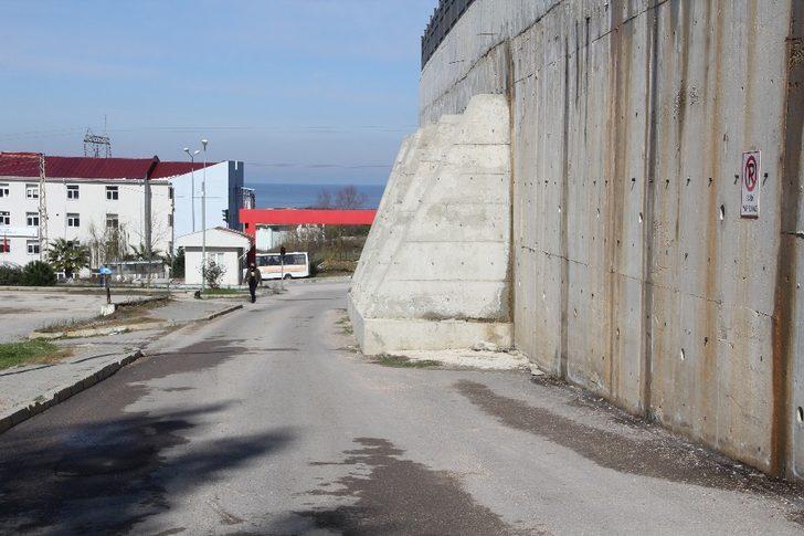 Sinop’ta hastane duvarında tehlike G3