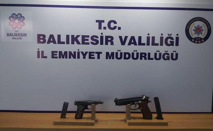 Balıkesir’de polis 14 aranan şahsı yakaladı G3