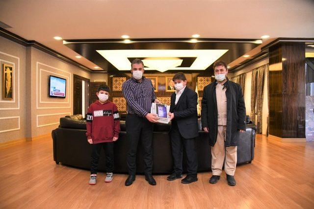 Pursaklar Belediye Başkanı Çetin hafızlık yarışması birincisini ağırladı