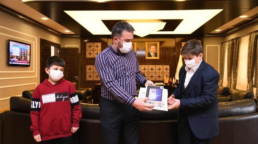 Pursaklar Belediye Başkanı Çetin hafızlık yarışması birincisini ağırladı