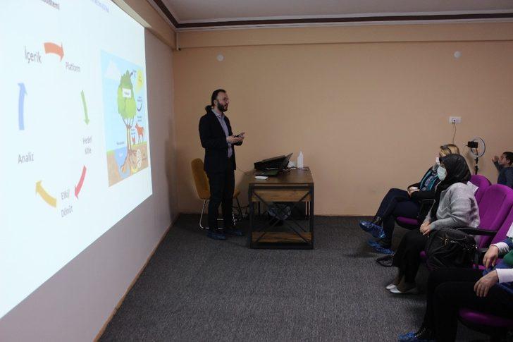 Kadınlara ’Ailede Sosyal Medya Kullanımı’ anlatıldı G2