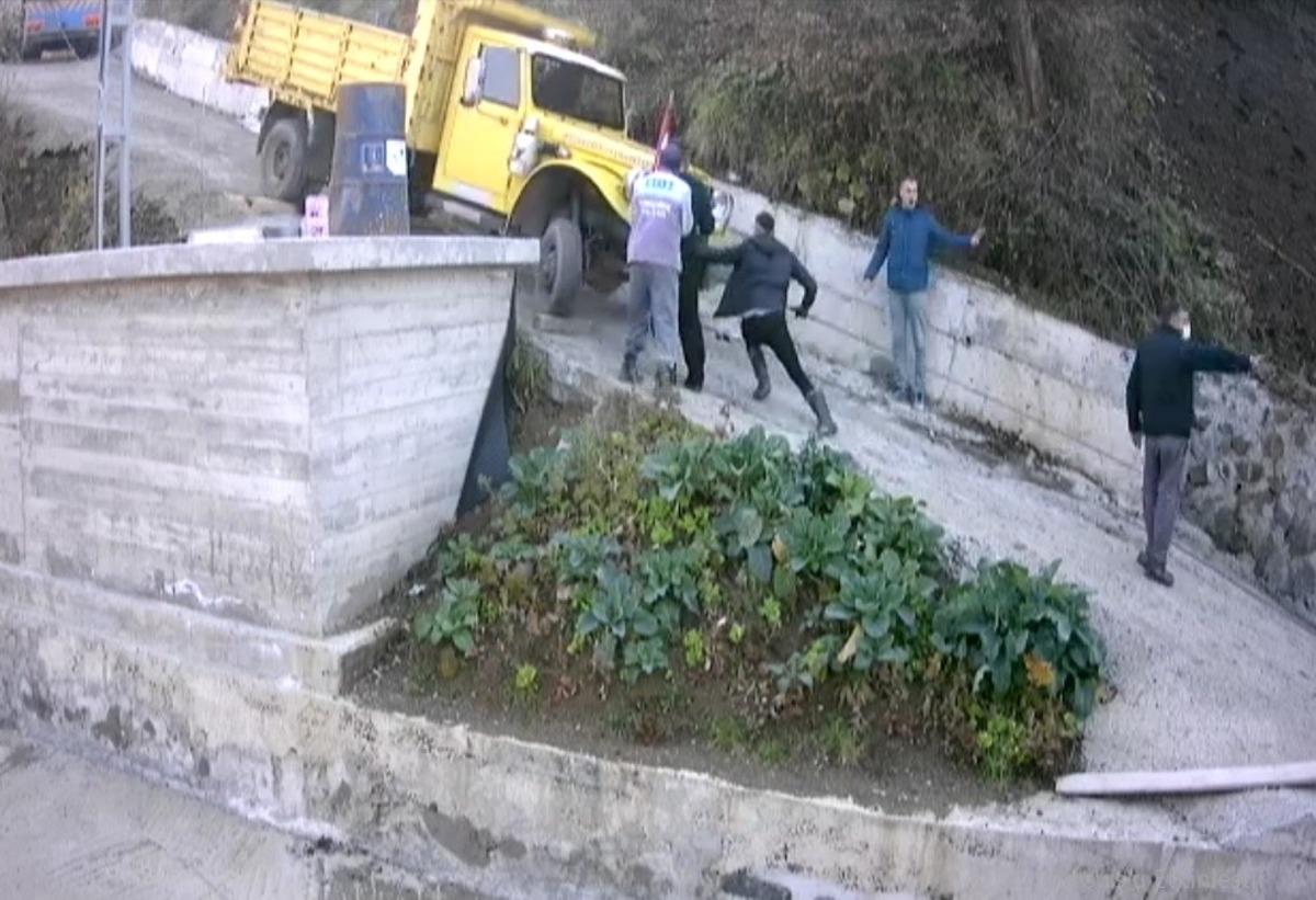Yokuşta kayan kamyonetin altında kalmaktan son anda kurtuldular