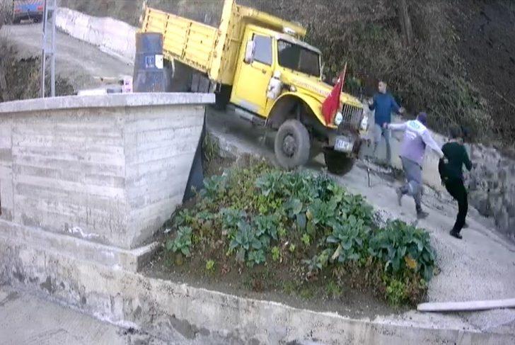Yokuşta kayan kamyonetin altında kalmaktan son anda kurtuldular G3