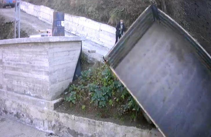 Yokuşta kayan kamyonetin altında kalmaktan son anda kurtuldular G4