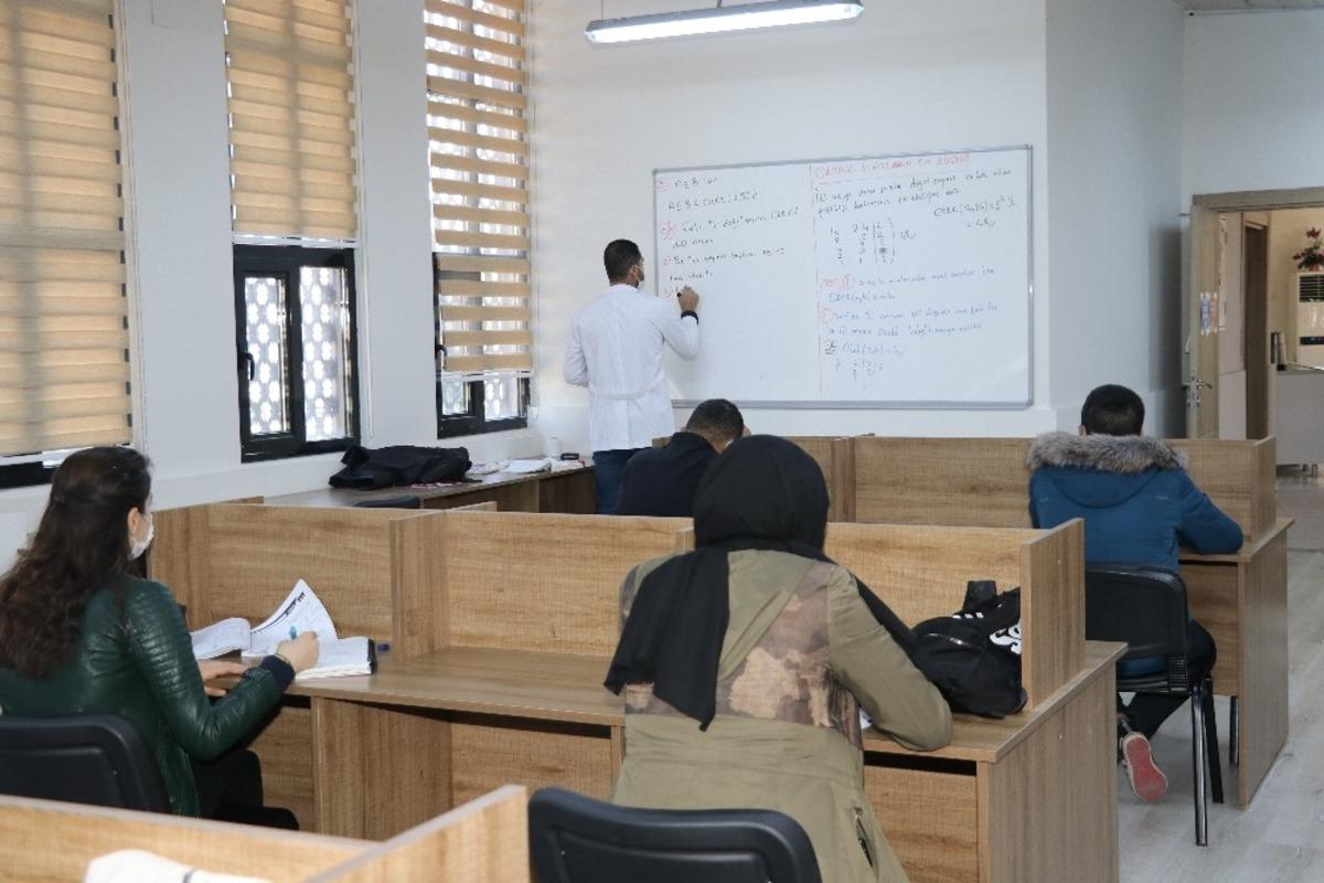 Karak&ouml;pr&uuml;&rsquo;de &ouml;ğrencilere matematik kursu veriliyor