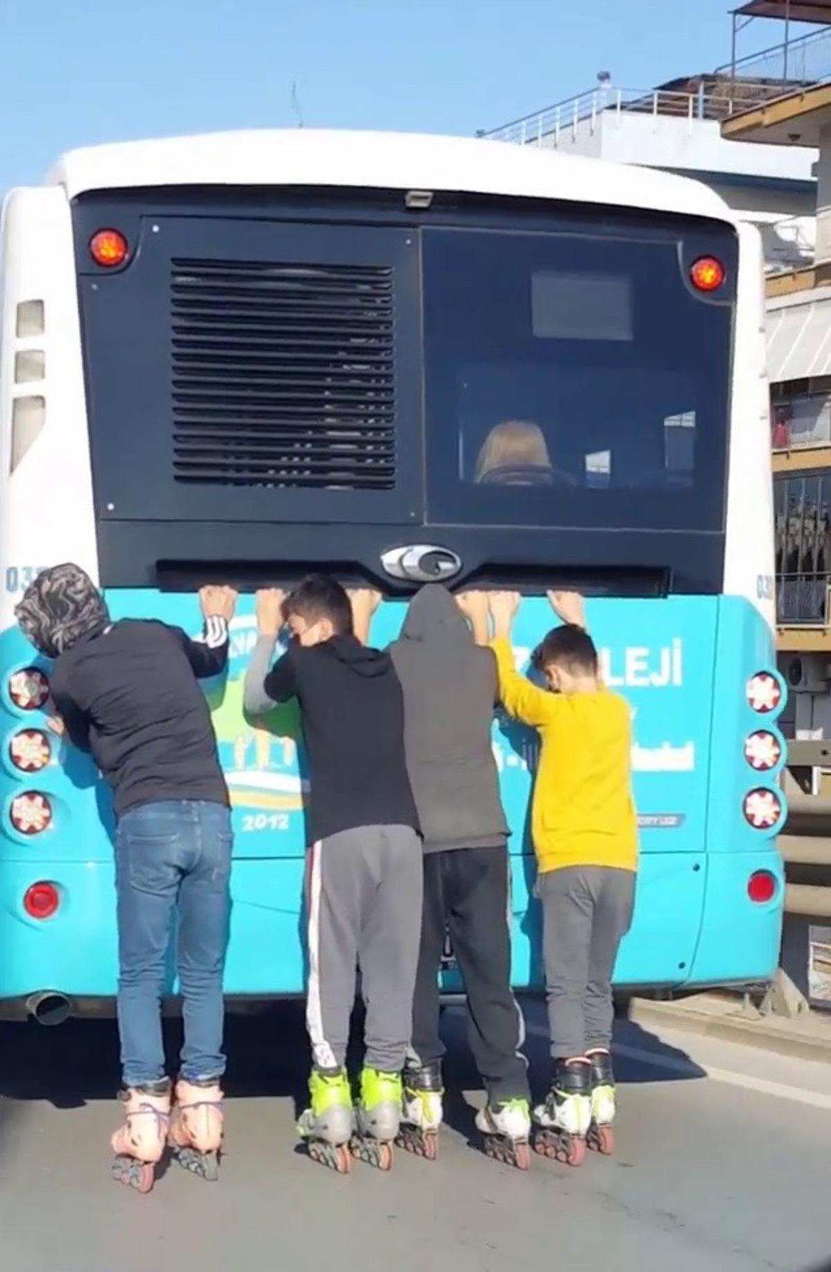 Halk otob&uuml;s&uuml;n&uuml;n arkasında &ccedil;ocukların tehlikeli paten yolculuğu