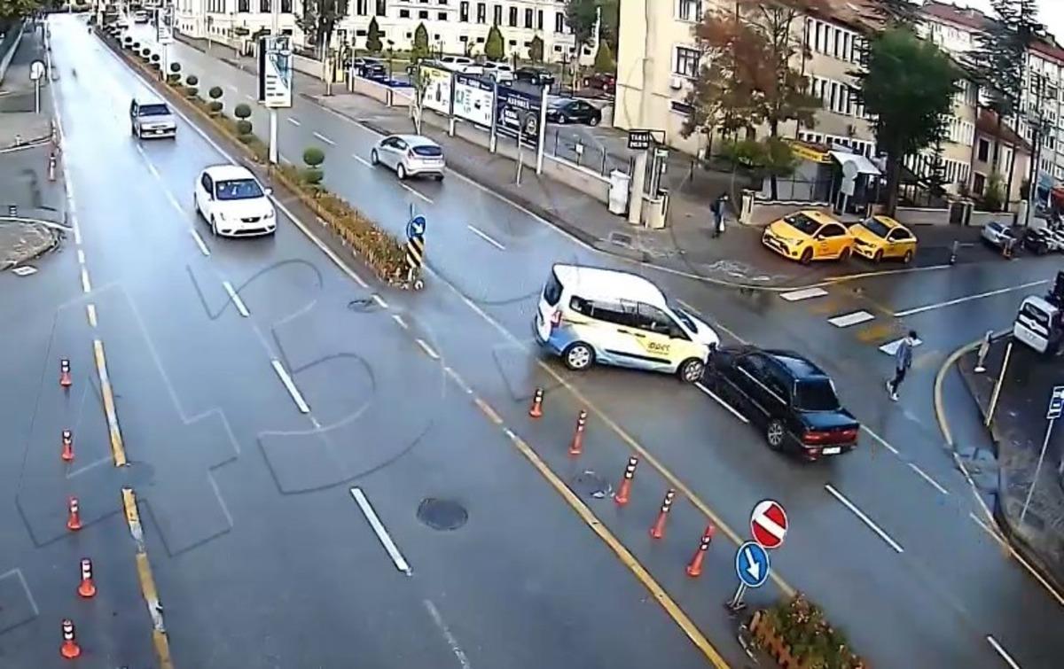 Trafik kazası kameralara b&ouml;yle yansıdı