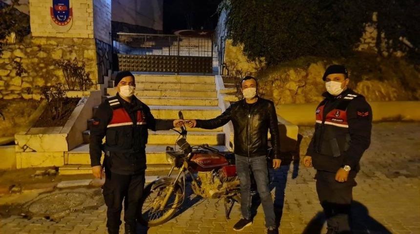 Jandarma çalınan motosikleti 2 yıl sonra bulup sahibine teslim etti