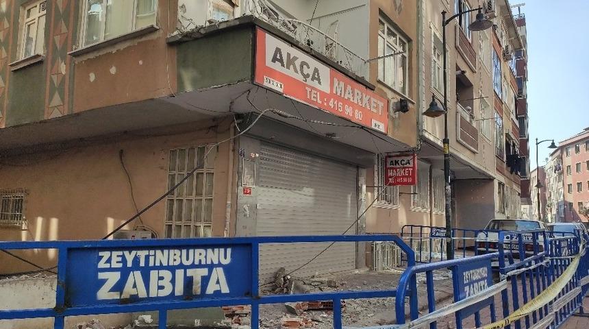 Zeytinburnu&rsquo;nda binanın balkonunun &ccedil;&ouml;kt&uuml;ğ&uuml; anlar kamerada