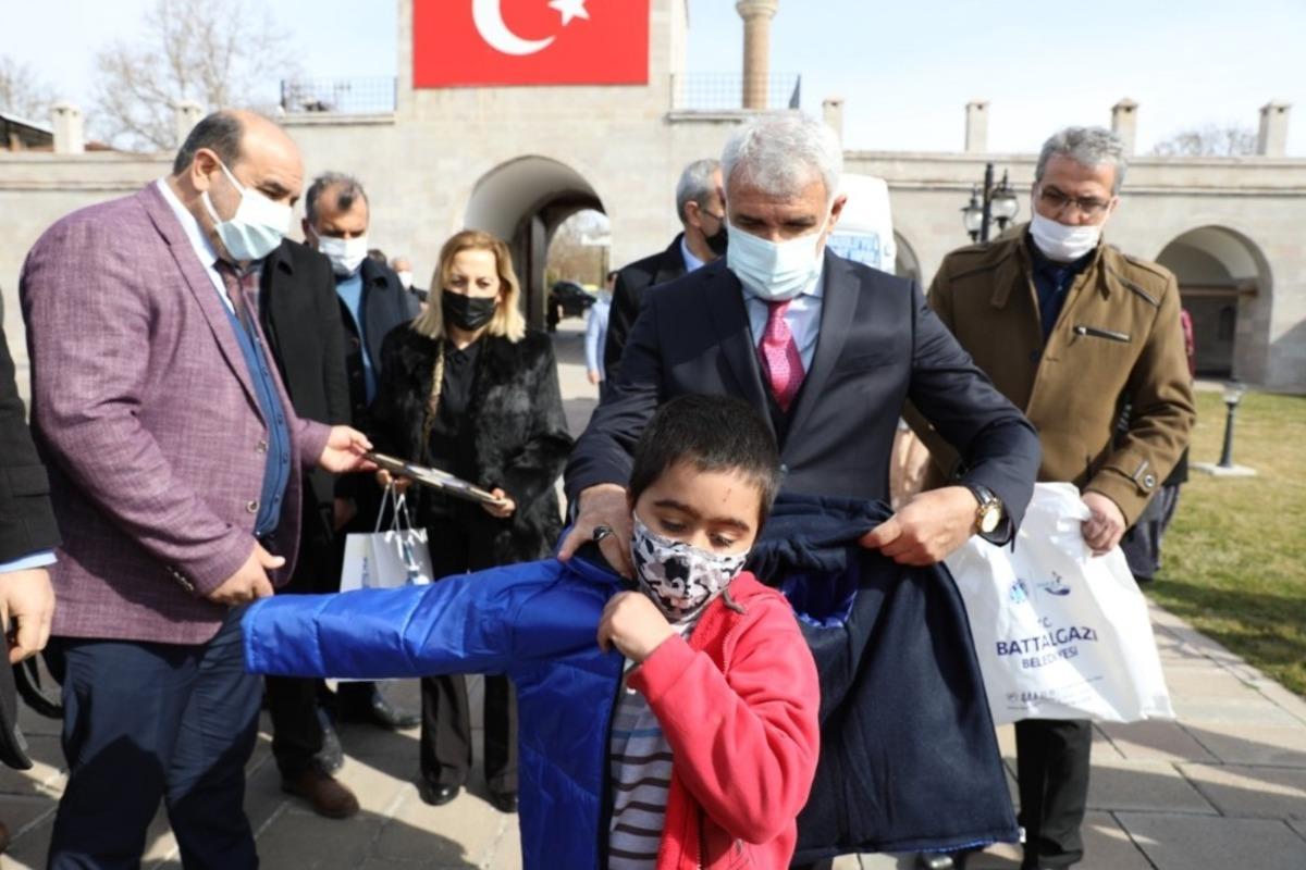 Battalgazi&rsquo;de 650 &ccedil;ocuğa kışlık kıyafet ve kırtasiye yardımı