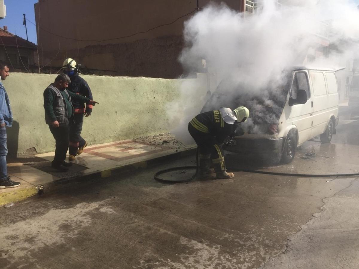 Kapalı kasa panelvan alevlere teslim oldu