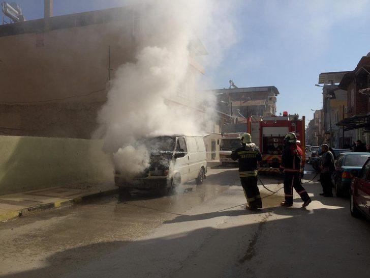 Kapalı kasa panelvan alevlere teslim oldu G4