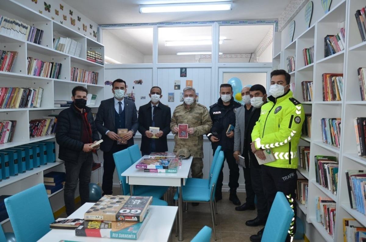 Kaymakam &Ccedil;elik, k&uuml;t&uuml;phane a&ccedil;ılışına katıldı