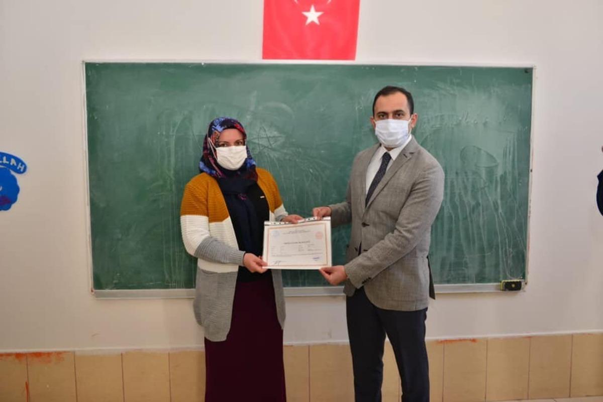Okuma yazma &ouml;ğrenen kursiyerlere sertifikaları verildi