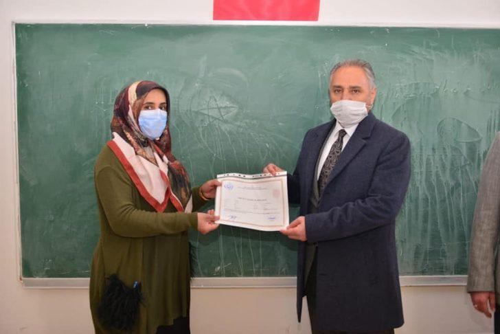 Okuma yazma öğrenen kursiyerlere sertifikaları verildi G3