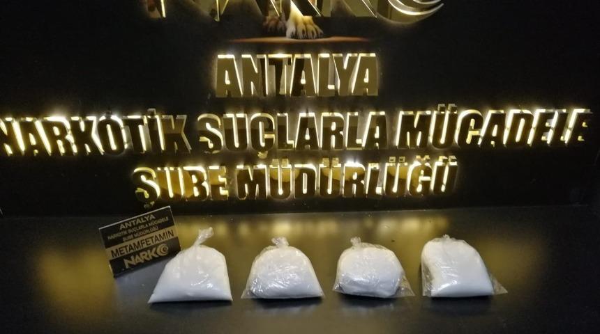 Antalya&rsquo;da otomobille metamfetamin ticaretine şok baskın