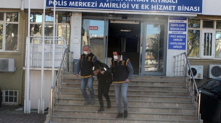 Gasp&ccedil;ı sahte polis ger&ccedil;ek polislerden ka&ccedil;amadı
