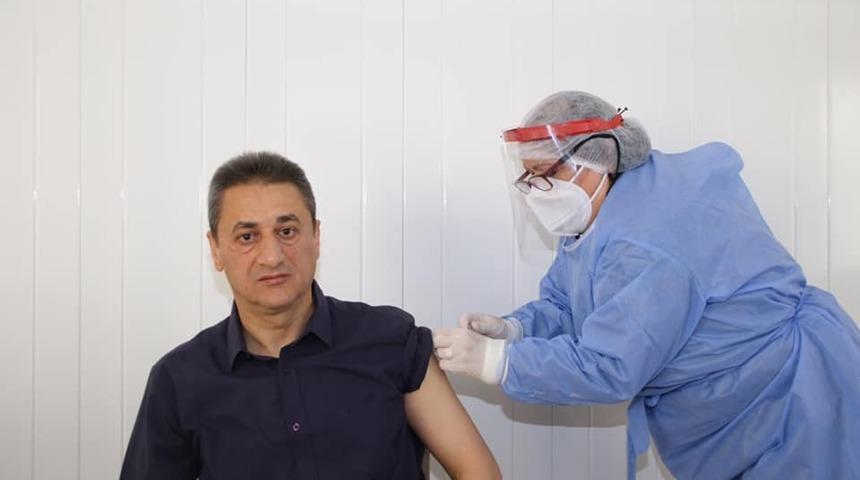 Sinop Valisi Kara&ouml;meroğlu korona aşısının ilk dozunu yaptırdı